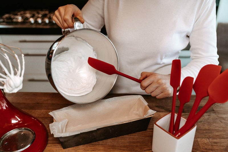 Kitchen Love مجموعة ملعقات سيليكون 5 قطع مقاومة للحرارة حتى 600°F من كيتشن لوف - غير لاصقة مع نواة من الحديد الصلب عالي الجودة - تصميم قطعة واحدة بدون لحامات - خالية من BPA (أحمر) - Image 5